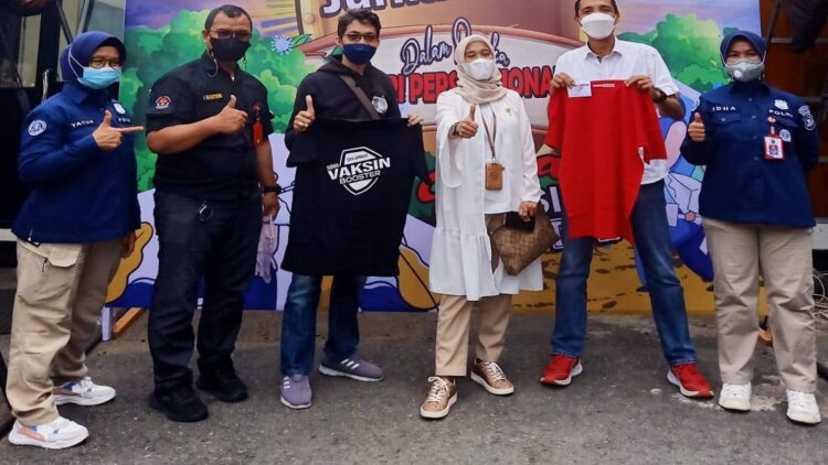 Kepala Unit Humas & Kesekretariatan PT Semen Padang Nur Anita Rahmawati (tiga dari kanan) bersama jurnalis dan personil Polda Sumbar berfoto bersama di sela-sela pelaksanaan   vaksinasi program dosis lanjutan (booster) untuk insan jurnalis, di Mapolda Sumbar, Kamis (3/2/2022).