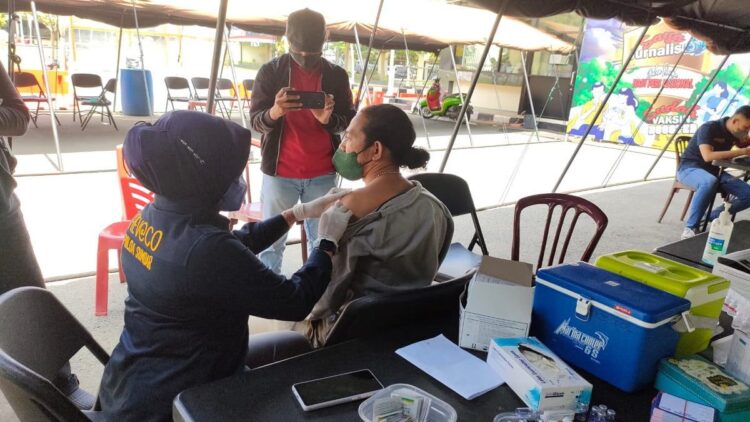 Vaksinasi booster jurnalis di Polda Sumbar.