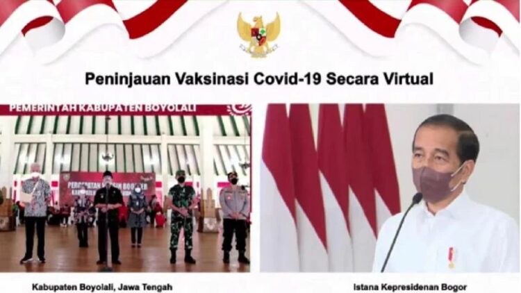 Tangkap layar Presiden Jokowi dalam acara "Meninjau Pelaksanaan Vaksinasi Secara Virtual di 17 Provinsi" melalui sambungan video dari Istana Kepresidenan Bogor pada Jumat (18/2/2022) (ANTARA/Desca Lidya Natalia)