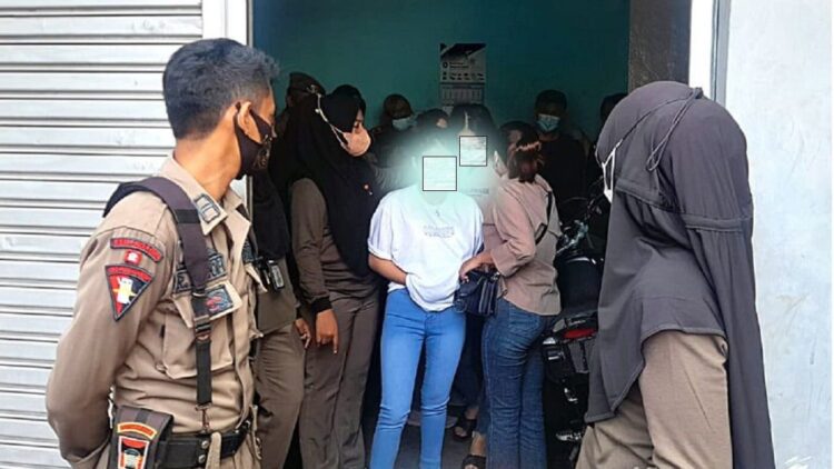 Puluhan Orang Tanpa Status Nikah Diamankan Satpol PP dalam Tempat Kost di Padang 1 Wanita diamankan dari kos-kosan di Padang diduga kumpul kebo.