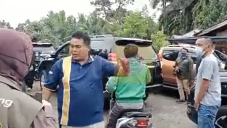 Mensos Dibentak Warga saat Kunjungi Lokasi Gempa Pasaman Barat 1 Seorang warga ribut saat kedatangan Mensos Risma ke lokasi gempa di Kajai, Kecamatan Talamau, Kabupaten Pasaman Barat. (fb)