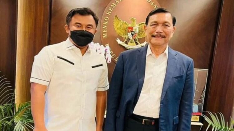 Bupati Dharmasraya, Sutan Riska Tuanku Kerajaan (kiri) dan Menteri Koordinator Bidang Kemaritiman dan Investasi RI, Luhut Binsar Pandjaitan, Kamis (10/3/2022). (Antarasumbar/HO-Humas Pemkab Dharmasraya)