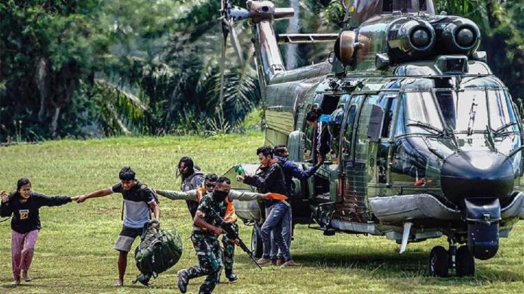 Prajurit TNI dan Istri Dibunuh OTK di Yalimo Papua, Keduanya Sering Bantu Warga 1 Ilustrasi evakuasi tenaga kesehatan yang diserang KKB di Papua. (net)