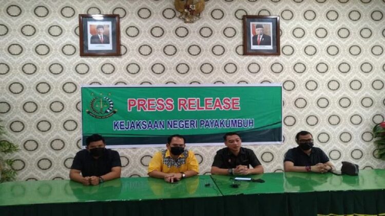 Pelaksanaan press release penahanan tersangka kasus dugaan penyelewengan dana C0VID-19 untuk pengadaan alat pelindung diri dan masker yang dilakukan pada 2020. (Antarasumbar/Akmal Saputra)