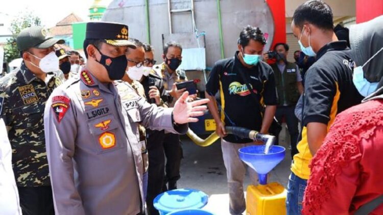 Kapolri Jenderal Listyo Sigit Prabowo saat mencek pasokan minyak goreng di Jawa Barat. (net)
