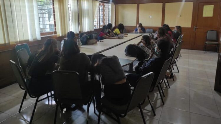 Satu Wanita dengan Tiga Pria Ditangkap Satpol PP dalam Satu Kamar Hotel di Padang 1 Sekitar 21 wanita terjaring razia pekat Satpol PP Padang, Rabu dinihari. Selain itu, juga diamankan satu pasangan ilegal serta wanita dengan tiga pria dalam satu kamar hotel.