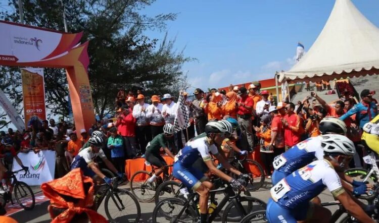Pemko Pariaman bakal Gelar MTB Tour de Pariaman, Catat Tanggalnya! 1 Ilustrasi/pebalap sepeda berpacu pada start TdS 2019 di Pantai Gandoriah, Pariaman, Sumbar. (Antarasumbar/Aadiaat M. S. )