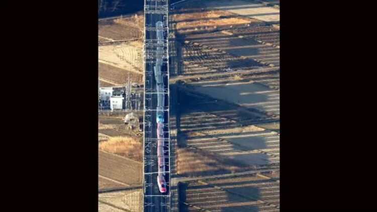 Sebuah rangkaian kereta cepat Shinkasen tergelincir dari atas rel usai terjadinya gempa bumi di Shiroishi, Prefektur Miyagi, Jepang, Kamis (17/3/2022). ANTARA FOTO/Kyodo/Handout via REUTERS/wsj.