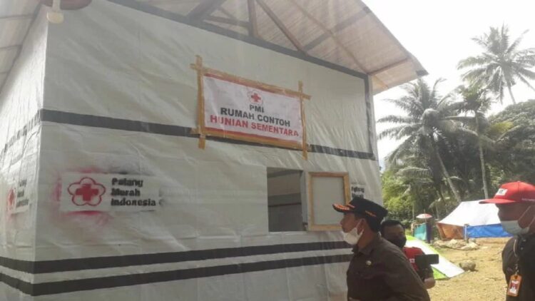 Wakil Bupati Pasaman Barat yang sekaligus Ketua PMI Pasaman Barat Risnawanto meninjau rumah contoh hunian sementara bagi pengungsi gempa yang segera disiapkan oleh PMI setempat, Minggu (6/3/2022). ANTARA/HO-PMI Pasaman Barat