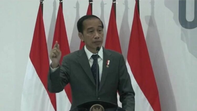 Presiden Kekeh Hentikan Ekspor Bahan Mentah kendati Digugat WTO 1 Tangkapan layar Presiden Joko Widodo saat memberi pengarahan dalam Sidang Terbuka Senat Akademik Dies Natalis ke-46 Universitas Sebelas Maret di Surakarta, Jawa Tengah, Jumat (11/3/2022). (ANTARA/Gilang Galiartha)