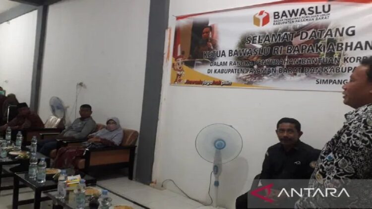 Tahapan Pemilu Dimulai 15 Juni 2022, Ketua Bawaslu RI Minta Jajaran Persiapkan Diri 1 Ketua Badan Pengawas Pemilu (Bawaslu) RI Abhan saat memberikan semangat kepada jajaran Bawaslu Pasaman Barat dan Pasaman agar mulai mempersiapkan diri menghadapi tahapan Pemilu yang berkemungkinan mulai pada Juni 2022 ini. (Antara/Altas Maulana)
