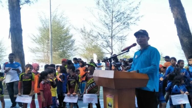 Wali Kota Pariaman, Sumbar, Genius Umar memberikan sambutan dengan latar atlet sepatu roda pada pembukaan Kejurnas Sepatu Roda 2019 di Pantai Cermin di Pariaman. (Antarasumbar/Aadiaat M.S)