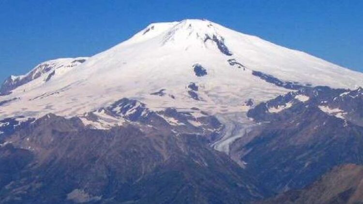 Ilustrasi puncak Jaya Wijaya ditutupi salju. (net)