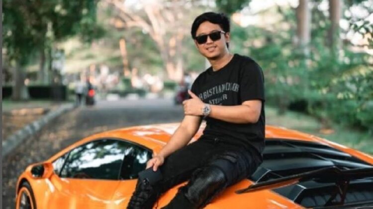Doni Salmanan duduk di atas Lamborghini. (Instagram)