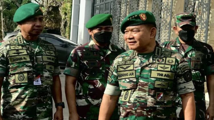 Kepala Staf TNI Angkatan Darat (Kasad) Jenderal TNI Dudung Abdurachman mengenakan seragam baru bermotif Loreng TNI AD saat jumpa pers sebelum Rapim TNI AD di Markas Besar TNI AD, Jakarta, Rabu (2/3/2022). ANTARA/Genta Tenri Mawangi