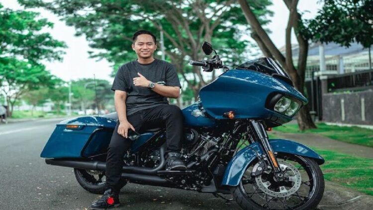 Doni Salmanan di atas salah satu motor koleksinya yang waktu itu ia lelang untuk kegiatan amal. (net)