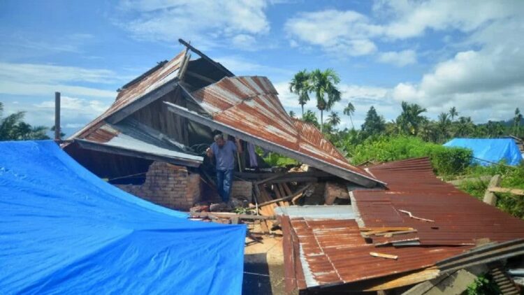 Warga mencari barang di rumahnya yang rusak akibat gempa di Nagari Malampah, Kecamatan Tigo Nagari, Kabupaten Pasaman, Sumatera Barat, Senin (7/3/2022). ANTARA FOTO/Iggoy el Fitra/rwa.