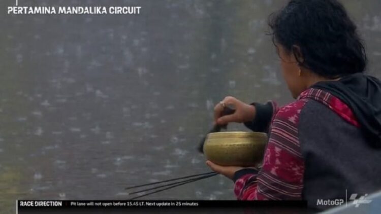 Aksi pawang hujan Rara saat menolak hujan di MotoGP Mandalika. (net)