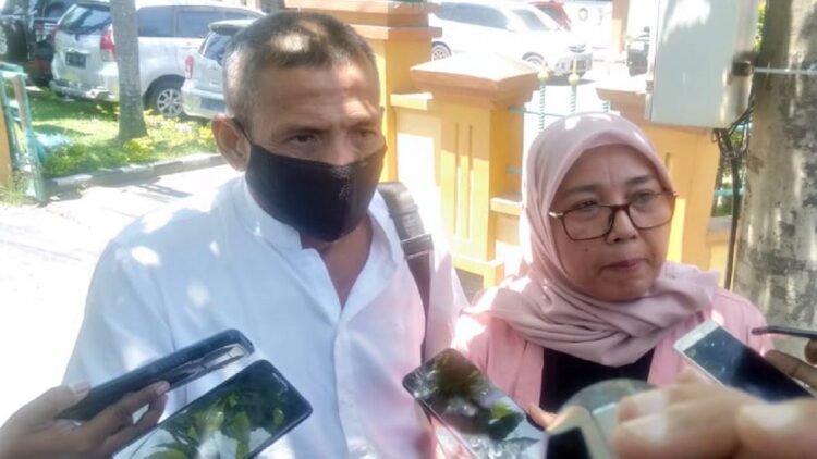 Eks Ketua Umum KONI Sumbar, Agus Suardi bersama kuasa hukumnya.