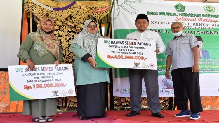Kepala Divisi UPZ Nasional Baznas RI, Mohan (dua dari kanan) didampingi Kepala Pelaksana Harian UPZ Baznas Semen Padang, Muhammad Arif (paling kanan), menyerahkan bantuan Operasional Sekolah untuk MIS Nurul Hidayah dan MTs Lubuk Kilangan, pada acara peresmian MIS Nurul Hidayah Batu Gadang, Kamis (24/3/2022).