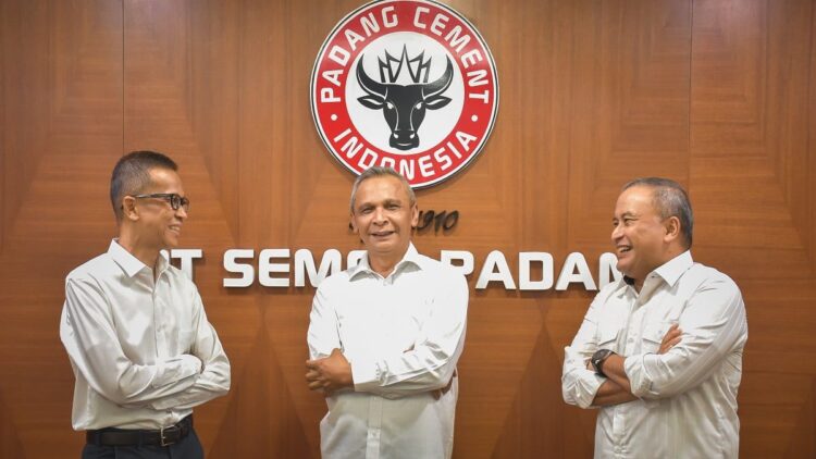 Dari kiri, Indrieffouny Indra, Direktur Operasi, Asri Mukhtar, Direktur Utama, Oktoweri, Direktur Keuangan dan Umum, diabadikan bersama setelah penetapan susunan pengurus baru PT Semen Padang sesuai Rapat Umum Pemegang Saham (RUPS) pada Selasa (29/3/2022).
