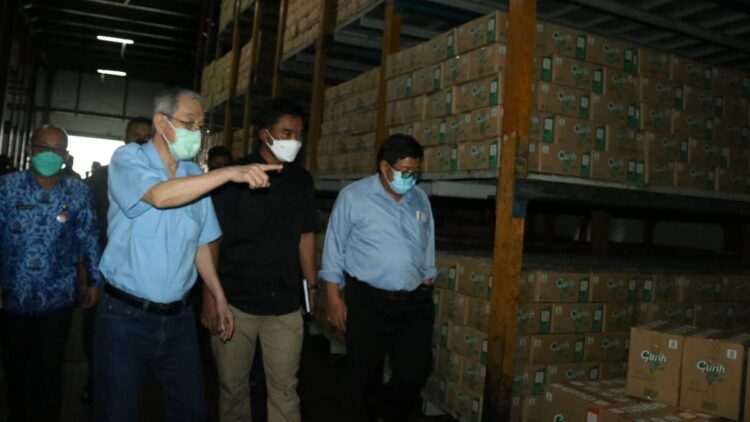 Ditreskrimum Polda Sumbar sidak gudang minyak goreng.