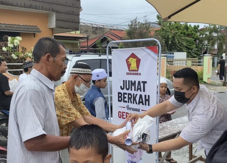Andre Rosiade Berbagi Ratusan Nasi Kotak di Masjid Al Mukhlisin Jalan Enggang, Padang 1 E5A58F0A 1930 4610 A5D5 29C9E46572DC