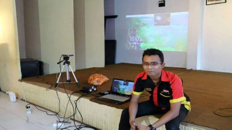 Hamdany, teknisi elektronik yang memberikan layanan gratis perbaikan di Masjid Bukittinggi Agam (Antara/ Alfatah) (Antara/ Alfatah)