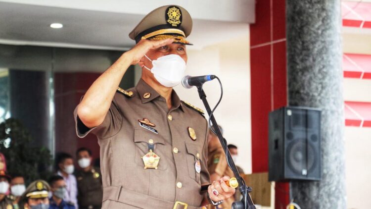 Pimpin Upacara HUT Satpol PP Damkar dan Satlinmas, Ini Pesan Gubernur Sumbar 1 Gubernur Mahyeldi beri penghormatan di hari ulang tahun (HUT) Satpol PP, Damkar dan Linmas.