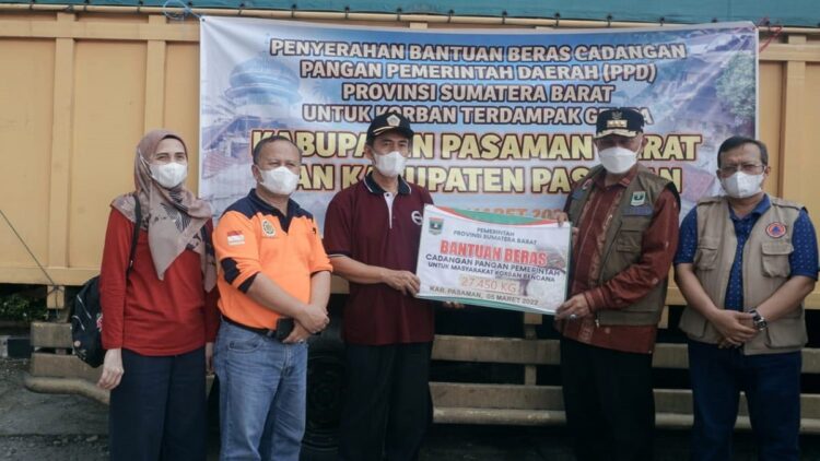 Gubernur Mahyeldi serahkan bantuan beras cadangan untuk korban terdampak gempa.
