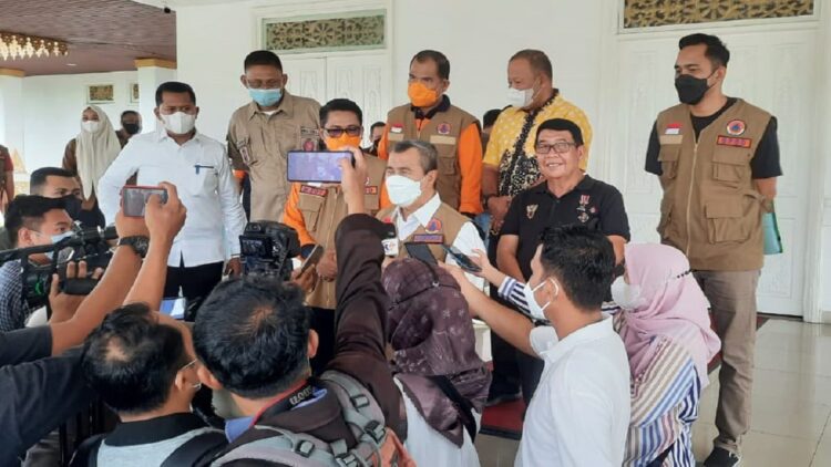 Gubernur Riau Syamsuar didampingi Ketua Ikatan Keluarga Pasaman - Pasaman Barat Riau Ir Darmansyah Malik melepas 15 truk yang isinya bantuan untuk korban gempa Pasaman dan Pasaman Barat.