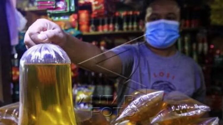 Ilustrasi pedagang menunjukkan minyak goreng curah di Pasar Agung, Depok, Jawa Barat, Rabu (8/12/2021). (Dok ANTARA)