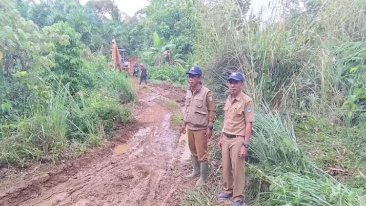 Kepala Dinas Pekerjaan Umum Penataan Ruang Pasama Barat Jon Edwar didapingi Kepala Bidang Bina Marga Darmawan saat membuka jalan alternatif menuju Talu karena akses jalan utama terputus akibat longsor. (Antara/Altas Maulana)