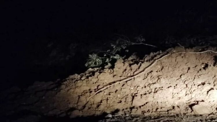 Daerah Rimbo Kejahatan Pasbar kembali Diterjang Longsor, Kendaraan tak Bisa Lewat 1 Longsor di Rimbo Kejahatan Kajai, Kecamatan Talamau, Kabupaten Pasaman Barat, Sumbar kembali terjadi mengakibatkan jalur lalu lintas putus, Senin (7/3/2022). (ANTARA)