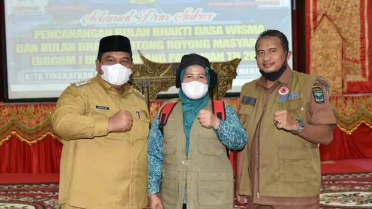 Ini Tiga Program Kebencanaan yang Diluncurkan Pemkab Padangpariaman 1 Bupati Padang Pariaman Suhatri Bur (kiri) foto bersama Ketua TP PKK Padang Pariaman (tengah) dan Kepala Pelaksana BPBD Padang Pariaman (kanan) saat peluncuran tiga inovasi kebencanaan. (Antara/HO-BPBD Padang Pariaman)