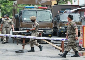 Berjualan di Fasilitas Umum, Satpol PP Bongkar Lapak PKL di Padang