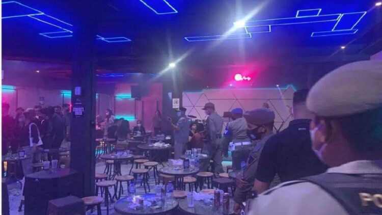 Satpol PP Padang melakukan penindakan terhadap Kafe Situ Party yang melanggar perda. (IST)