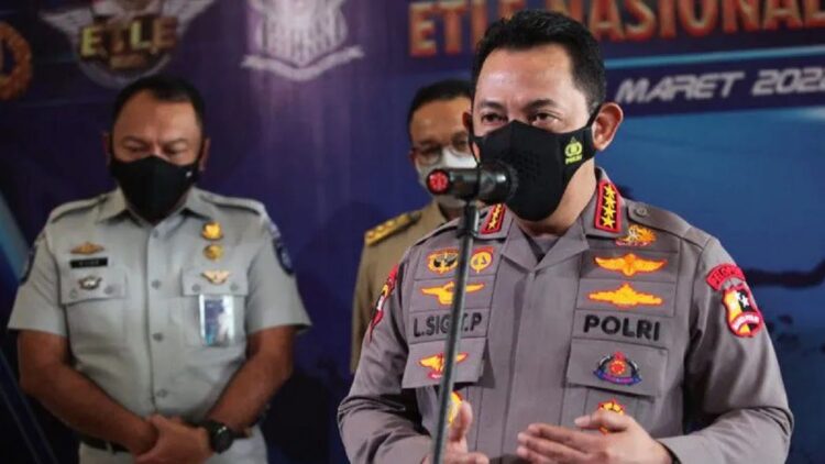 Kapolri Jenderal Polisi Listyo Sigit Prabowo saat menyampaikan keterangan pers di Surabaya (26/3/2022). (ANTARA/Didik Suhartono)