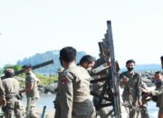 Ganggu Kenyamanan Pengunjung, Tim Gabungan Bongkar Lapak PKL di Pantai Padang