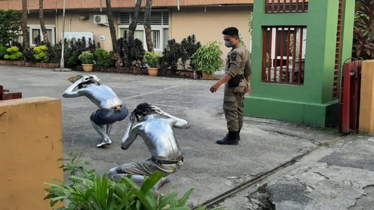 Satpol PP Padang mengamankan dua orang manusia silver karena diduga meresahkan masyarakat. (IST)