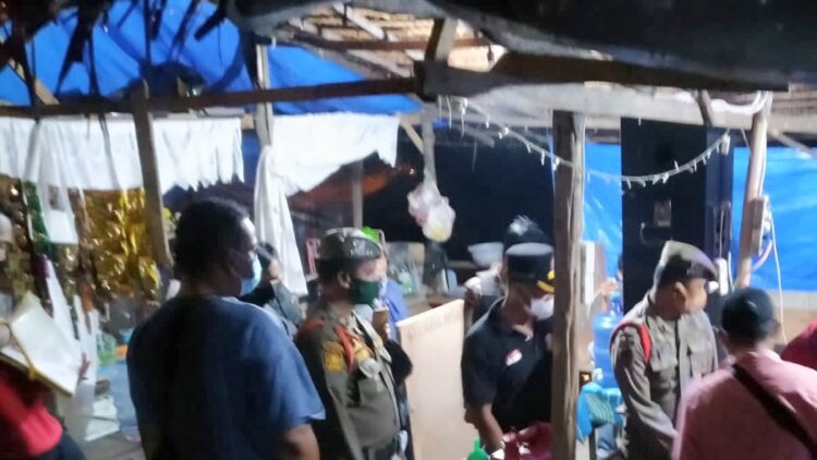 Petugas Satpol PP menertibkan warung  remang-remang di Kota Padang. (IST)