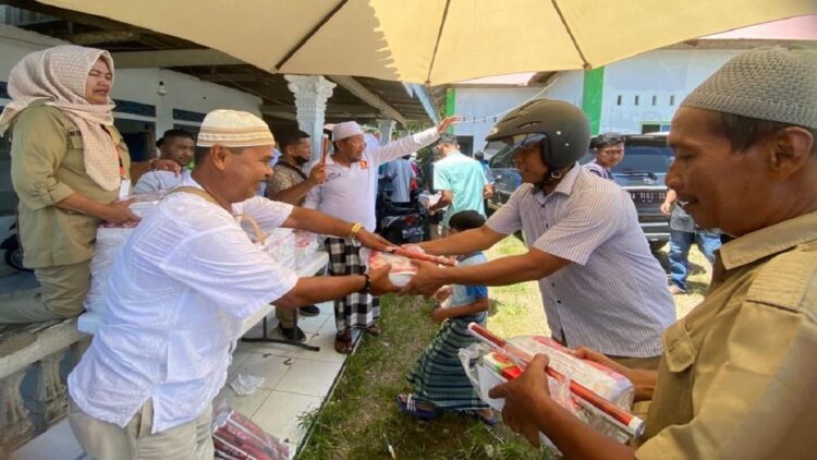 Pembagian nasi kotak Jumat Berkah di Masjid Al Muhsinin, Jalan Kasik Lolo, Kelurahan Gunung Sarik, Kecamatan Kuranji, Kota Padang, Jumat (11/3/2022).