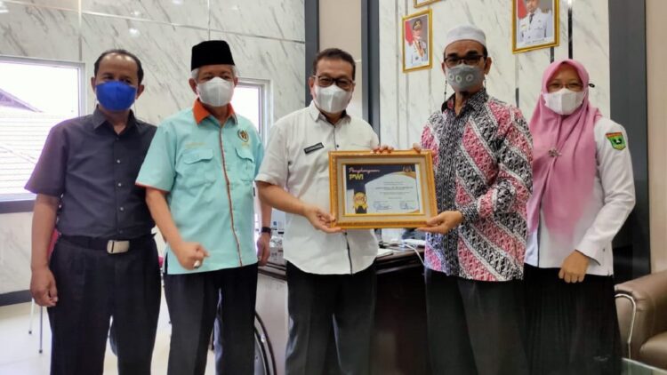 Kadis Kominfotik Sumbar Jasman dapat penghargaan dari PWI Sumbar.