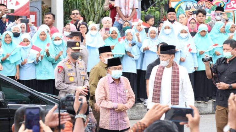 Kapolda dampingi eks Wapres Jusuf Kalla.