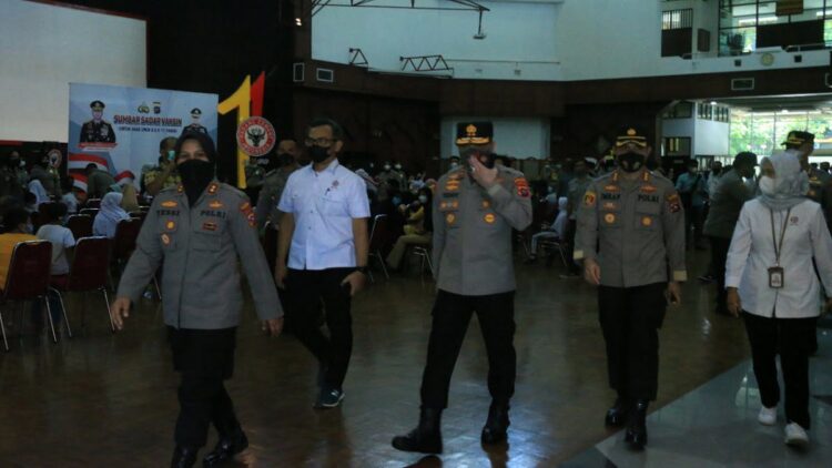 Kapolda tinjau vaksinasi anak di GSG PT Semen Padang.