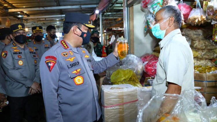 Turun Langsung ke Pasar, Kapolri Pastikan Stok Minyak Goreng Aman 1 Kapolri pastikan ketersediaan minyak di pasar.