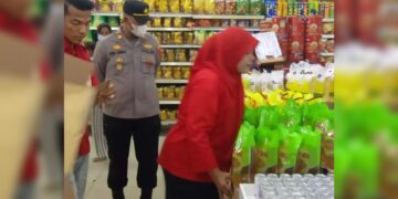 Minyak Goreng Langka, Kapolsek Koto Tangah Sidak Swalayan 8 Minyak Goreng Langka, Kapolsek Koto Tangah Sidak Swalayan
