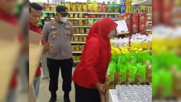 Minyak Goreng Langka, Kapolsek Koto Tangah Sidak Swalayan 1 Kapolsek Koto Tangah sidak migor di swalayan kawasan Koto Tangah.
