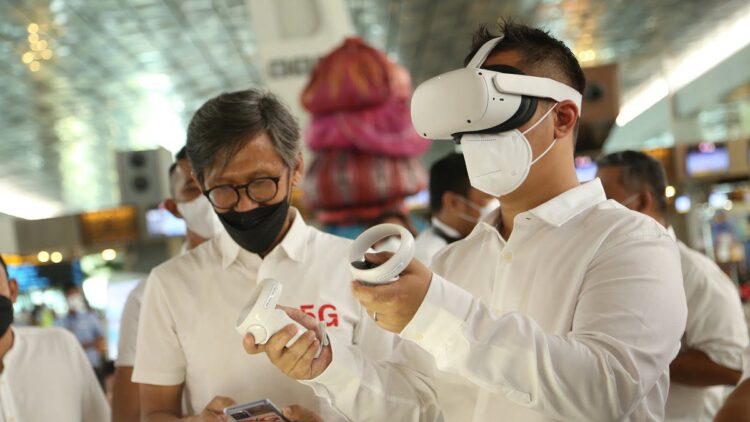 Akses Layanan 5G di Bandara Internasional Soekarno-Hatta Kini Diperluas 1 Direktur Utama Utama PT Angkasa Pura II Muhammad Awaluddin dan Direktur Sales Telkomsel Adiwinahyu B. Sigit saat mencoba Virtual Reality (VR) yang merupakan salah satu show case Telkomsel 5G dalam acara penandatanganan nota kesepahaman antara Telkomsel dan PT Angkasa Pura II.