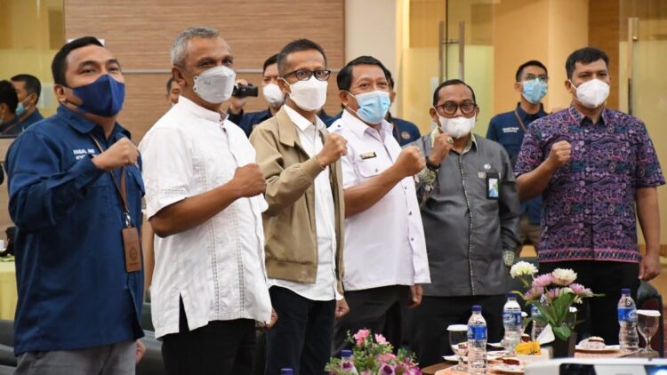 Direktur Utama PT Semen Padang Asri Mukhtar (dua dari kiri), Direktur Operasi, Indrieffouny Indra (tiga dari kiri),  Kepala Dinas Tenaga Kerja dan Perindustrian Padang Dian Fakri (empat dari kiri) serta Faisal Arif (paling kiri), tampak kompak pada acara Kongres  VII SPSP  di Bukittinggi, Rabu (30/3/2022). Pada kongres itu Faisal Arif ditetapkan sebagai Ketua Umum SPSP periode 2022-2025.